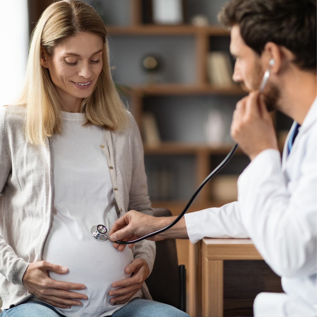 A gestane é examinado pelo médico em seu primeiro pré-natal