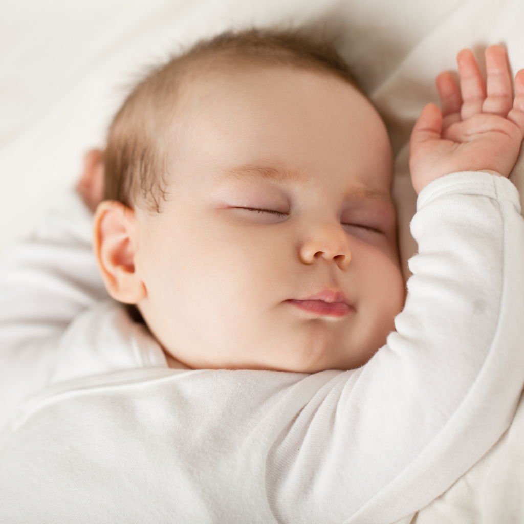 O Bebê dorme reconfortadamente em seu berço