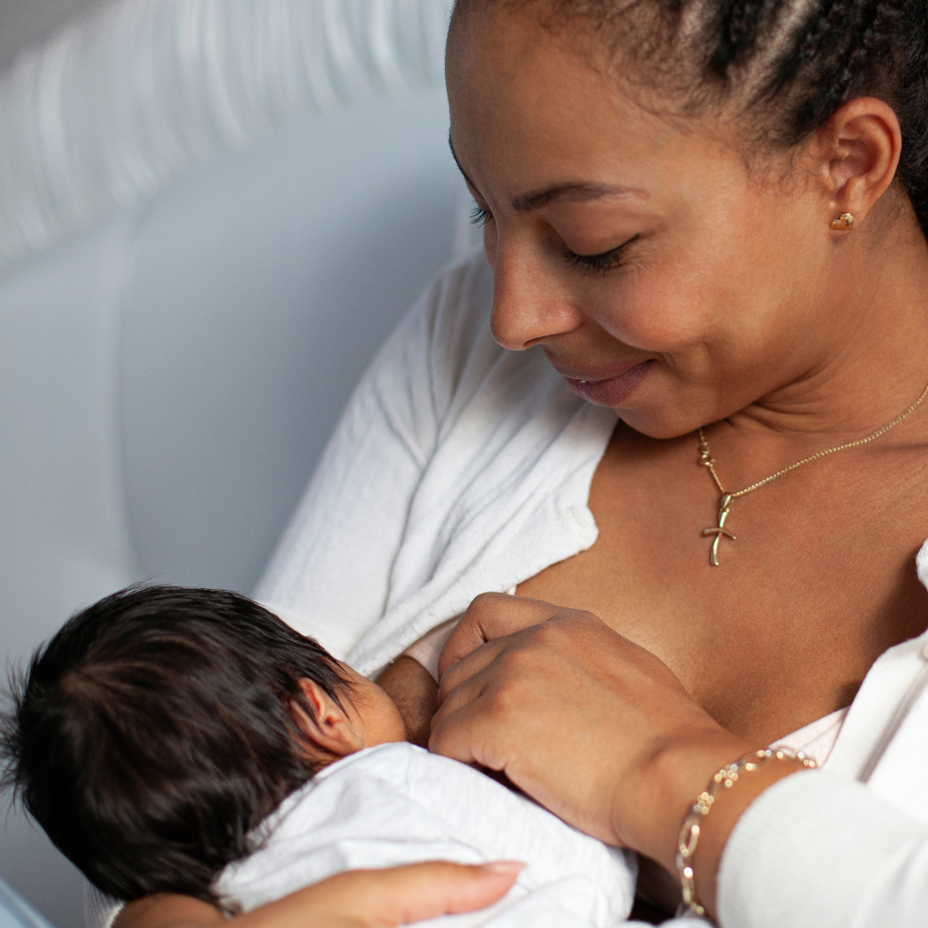 Uma Mãe Radiante Amamenta seu Bebê
